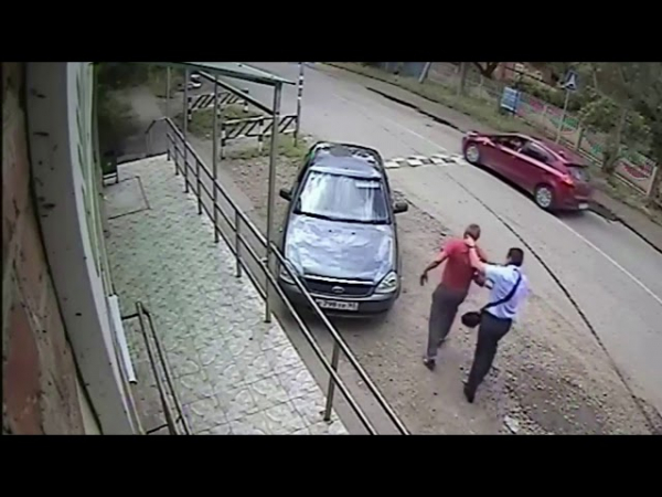 Житель Кубани сделал полицейским замечание о неправильной парковке. За это его избили Житель Кубани сделал полицейским замечание о неправильной парковке. За это его избили0