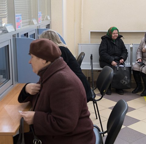 Стало известно, сколько россияне тратят на помощь пожилым родителям Посетители в отделении Пенсионного фонда РФ