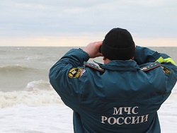 В Охотском море загорелся траулер с 80 моряками В Охотском море загорелся траулер с 80 моряками
