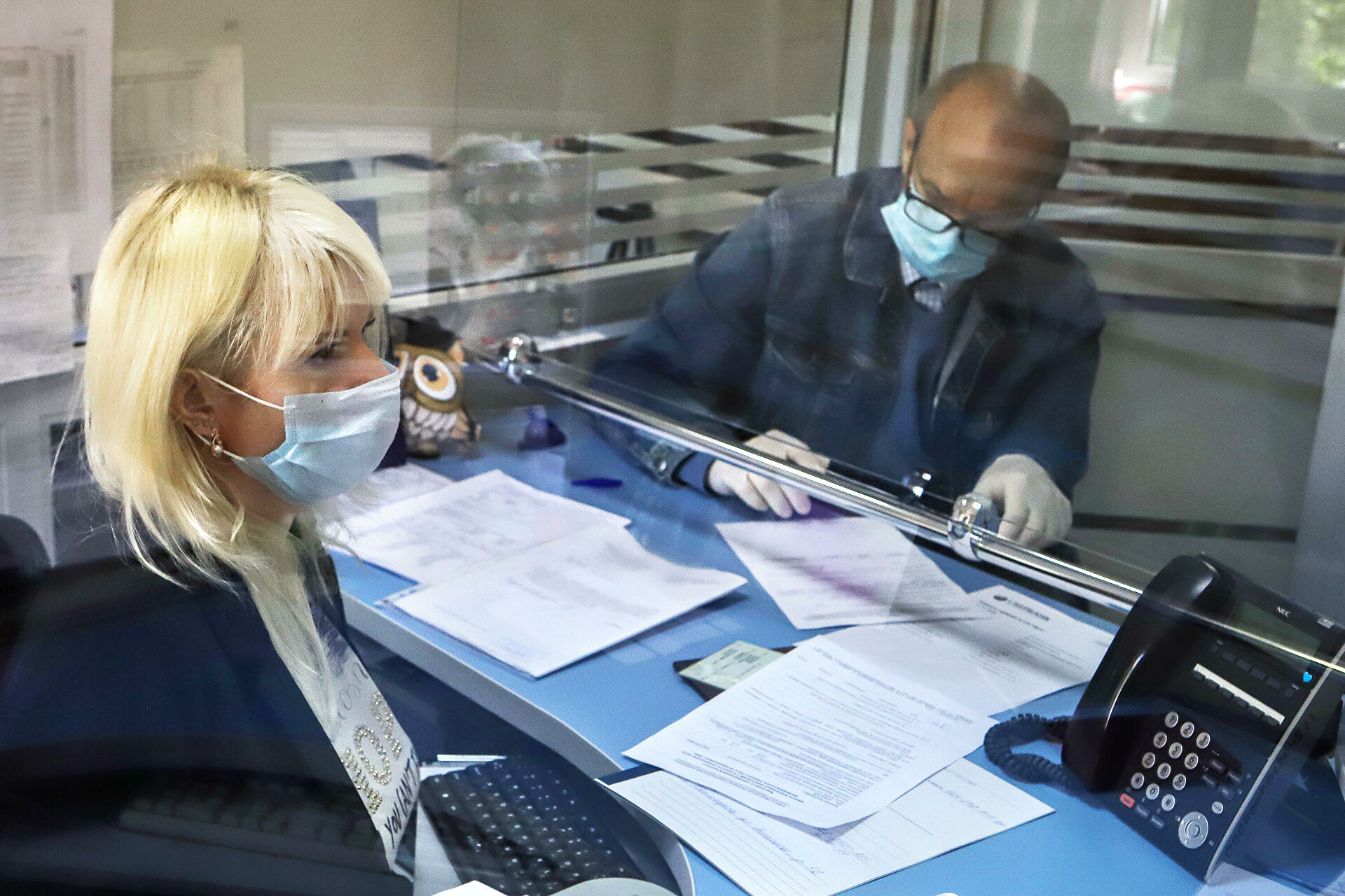Пенсия за выслугу лет в 2021 - кто имеет право на получение? Посетитель в отделении пенсионного фонда - РИА Новости, 1920, 14.04.2021