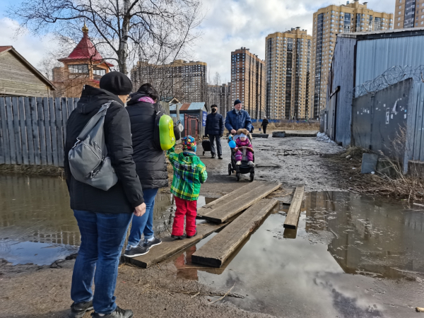 «Главное, весну и осень перетерпеть»: петербуржцы смирились с бездорожьем на Карьерной «Главное, весну и осень перетерпеть»: петербуржцы смирились с бездорожьем на Карьерной0