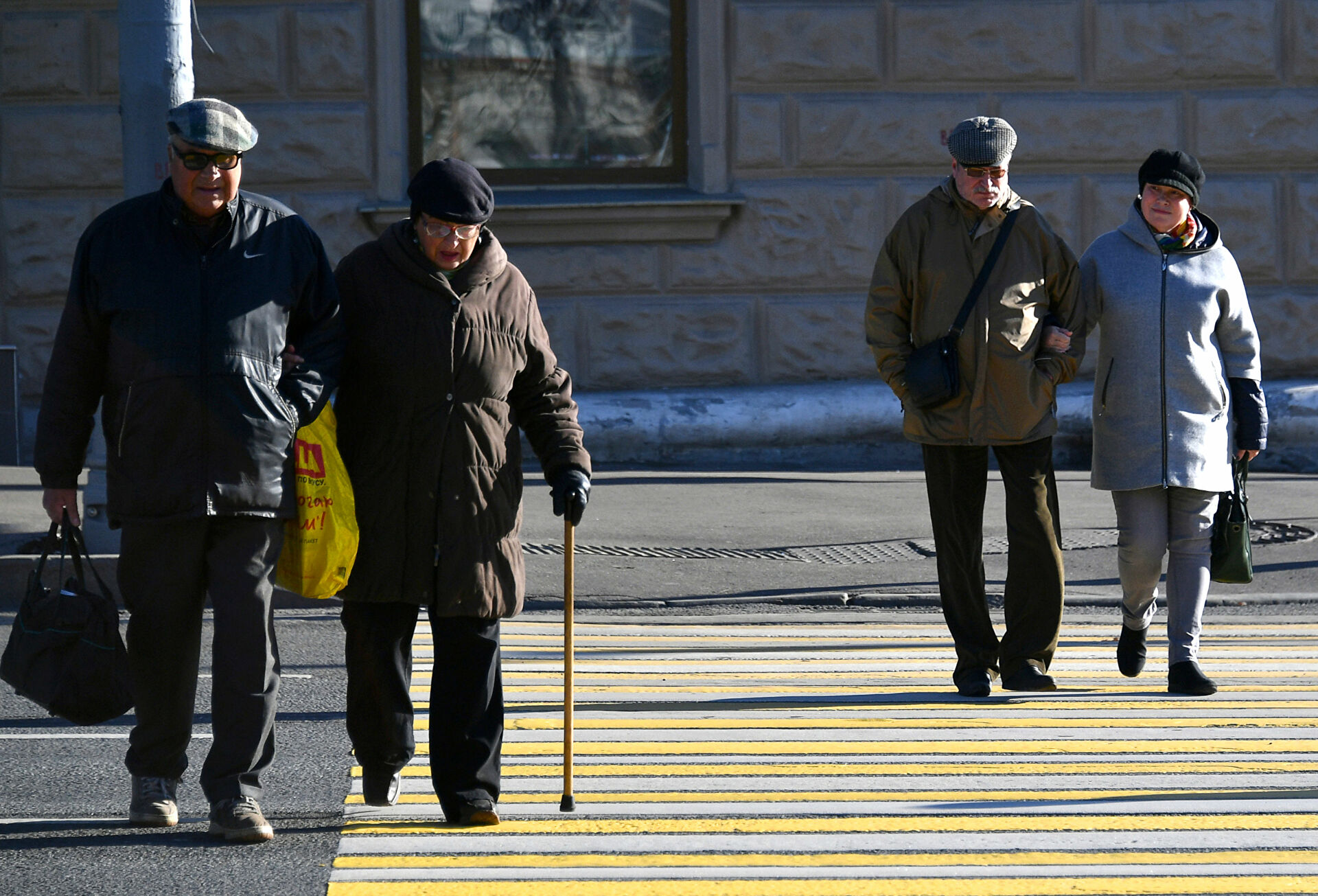 Пенсия за выслугу лет в 2021 - кто имеет право на получение? Пенсионеры на улице Москвы - РИА Новости, 1920, 14.04.2021