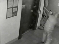 Опубликовано видео убийства мужчины, боровшегося с воровством электричества Опубликовано видео убийства мужчины, боровшегося с воровством электричества