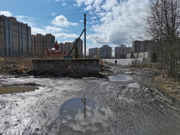 «Главное, весну и осень перетерпеть»: петербуржцы смирились с бездорожьем на Карьерной «Главное весну и осень перетерпеть»: петербуржцы привыкли к бездорожью на Карьерной5