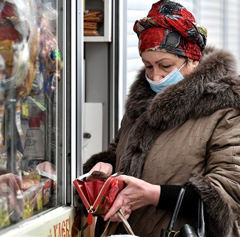 Пенсионные вклады граждан России оказались под угрозой Женщина покупает продукты