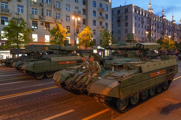 Более 300 единиц техники парадного расчета переместят в Москву в ночь на 24 апреля Более 300 единиц техники парадного расчета переместят в Москву в ночь на 24 апреля