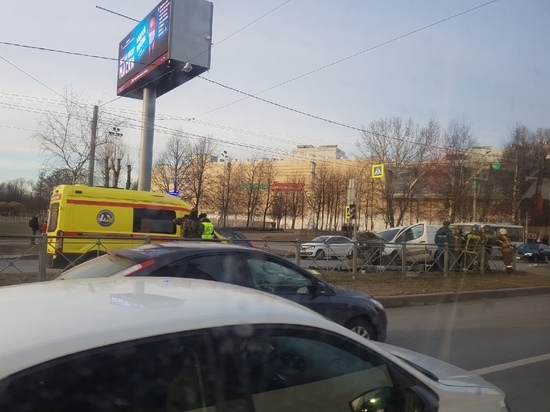 Легковушка врезалась в светофор и сбила девушку у станции "Лесная" Легковушка врезалась в светофор и сбила девушку у станции "Лесная"