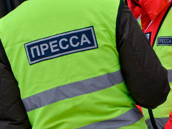 "Коммерсант": журналистов на митингах обяжут носить нагрудный номерной знак и QR-код Журналисты, работающие на митингах и пикетах, будут обязаны числиться в особом реестре, носить нагрудный номерной знак и QR-код. Об этом говорится в проекте предложений Совета по правам человека (СПЧ) при президенте, с которым ознакомился "Коммерсант"