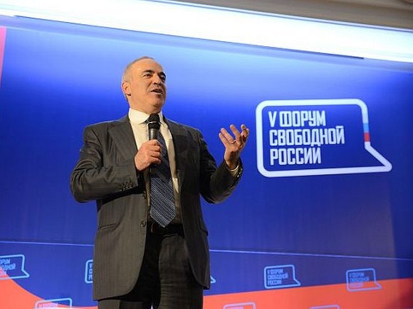 Каспаров вступил в полемику с Песковым и предложил выслать из Франции его дочь Каспаров вступил в полемику с Песковым и предложил выслать из Франции его дочь0