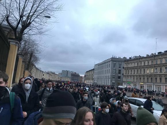 Протестный Петербург: отрезать, заблокировать и бить электрошокером Протестный Петербург: отрезать, заблокировать и бить электрошокером4