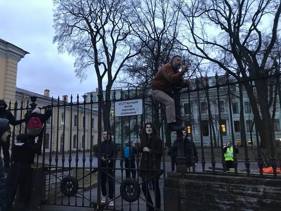 Протестный Петербург: отрезать, заблокировать и бить электрошокером Протестный Петербург: отрезать, заблокировать и бить электрошокером6