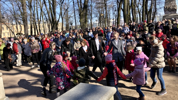Танцы под музыку военных лет: в Петербурге прошла акция «Оркестр Победы» Танцы под музыку военных лет: в Петербурге прошла акция «Оркестр Победы»5