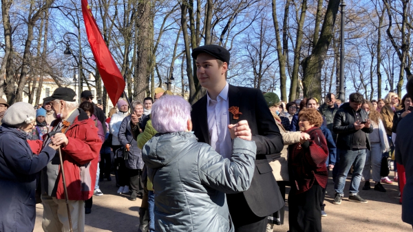 Танцы под музыку военных лет: в Петербурге прошла акция «Оркестр Победы» Танцы под музыку военных лет: в Петербурге прошла акция «Оркестр Победы»0