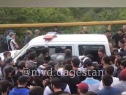 В Дагестане 200 человек пытались отбить нарушителя у полиции В Дагестане 200 человек пытались отбить нарушителя у полиции