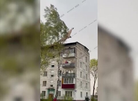 Ветер снес часть крыши жилого дома в подмосковном Литвинове Ветер снес часть крыши жилого дома в подмосковном Литвинове