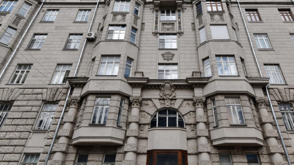 Фасад исторического дома на Поварской улице в Москве капитально отремонтируют Фасад исторического дома на Поварской улице в Москве капитально отремонтируют