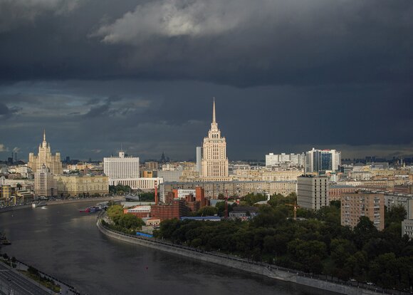 На Москву обрушился ливень с грозой На Москву обрушился ливень с грозой