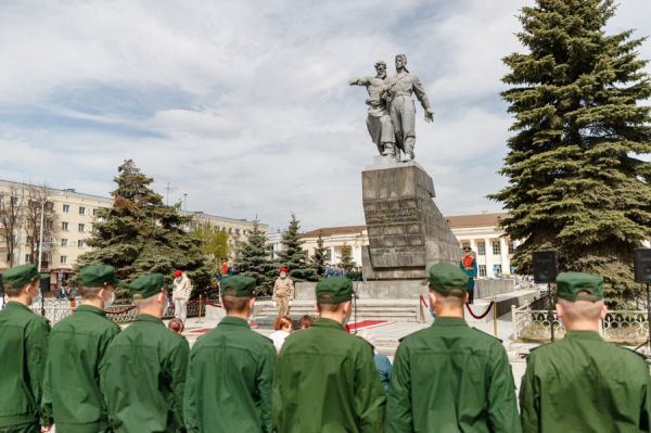Броня крепка и танки быстры: Екатеринбург почтил память прославленных земляков0