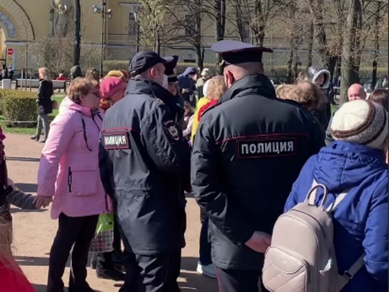 У Адмиралтейства полиция поспорила с любителями военных песен У Адмиралтейства полиция поспорила с любителями военных песен