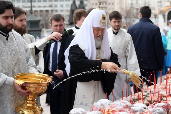 Патриарх Кирилл освятил пасхальные куличи Патриарх Кирилл освятил пасхальные куличи
