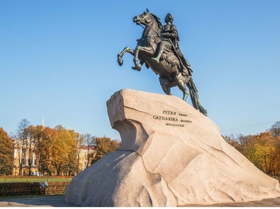 Петра I на Сенатской площади искупали перед Днем города Петра I на Сенатской площади искупали перед Днем города