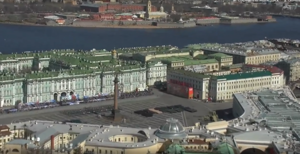 Парад на Дворцовой площади сняли на видео с крыла истребителя Су-30 Парад на Дворцовой площади сняли на видео с крыла истребителя Су-300