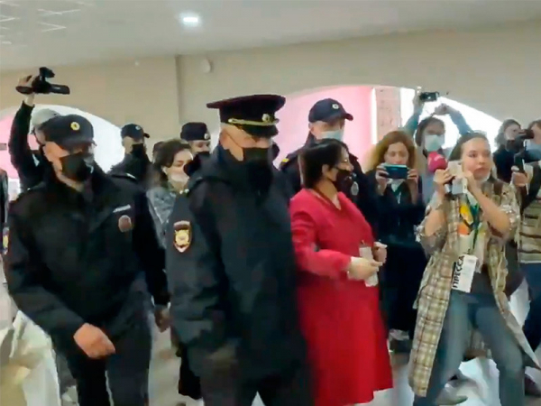 В Великом Новгороде полиция сорвала Земский съезд независимых муниципальных депутатов. Задержана Юлия Галямина Соорганизатор съезда, бывший московский муниципальный депутат Юлия Галямина попыталась продолжить выступление и была задержана без объяснения причины. Об этом сама Галямина сообщила в Telegram