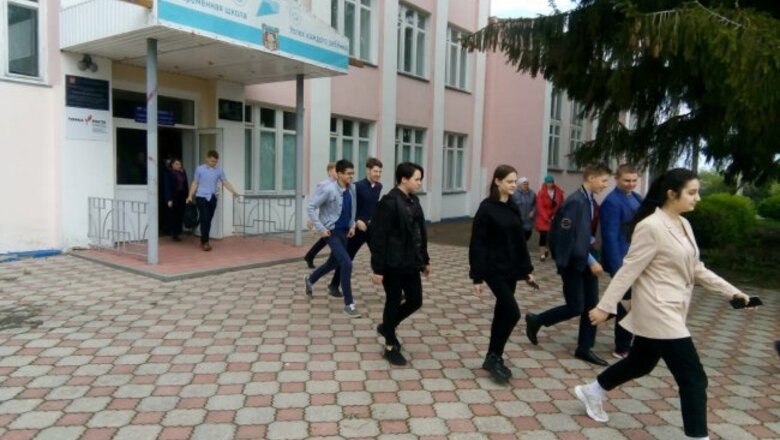 Школу в Казани эвакуировали после сообщений о заложенной в ней бомбе Школу в Казани эвакуировали после сообщений о заложенной в ней бомбе