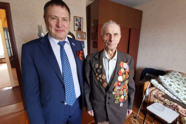 Вячеслав Вегнер поздравил ветерана Великой Отечественной войны с 95-летием0