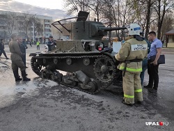 На репетиции военного парада в Уфе загорелся танк На репетиции военного парада в Уфе загорелся танк