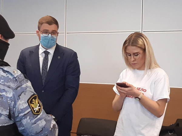 Следователи спрашивали Соболь о ее винирах на допросе по делу о "мошенничестве" Навального Следователи спрашивали Соболь о ее винирах на допросе по делу о "мошенничестве" Навального
