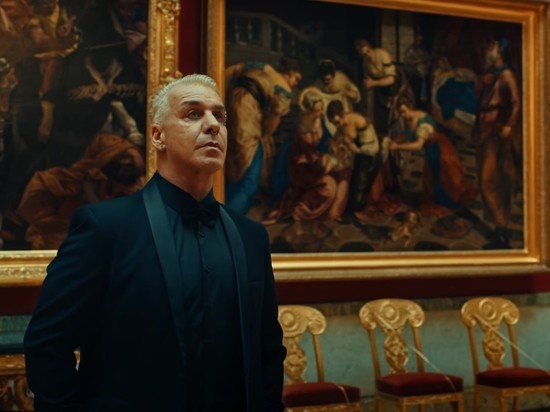 Лидер Rammstein Тилль Линдеманн спел «Любимый город» в Эрмитаже Лидер Rammstein Тилль Линдеманн спел «Любимый город» в Эрмитаже