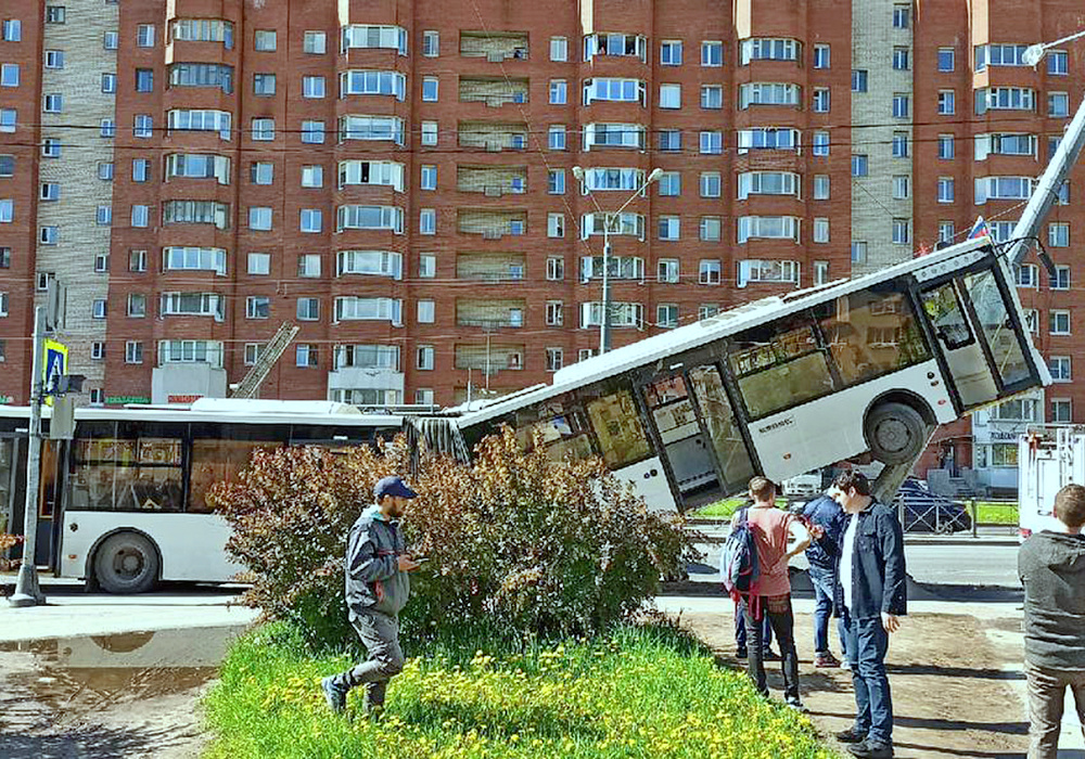Число пострадавших в повисшем на столбе петербургском автобусе выросло до шести Число пострадавших в повисшем на столбе петербургском автобусе выросло до шести