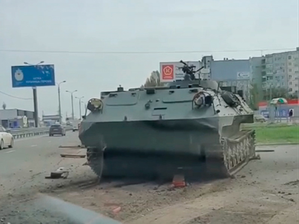 В Волгограде бронемашину уронили с прицепа во время перевозки (ВИДЕО) В Волгограде при транспортировке с прицепа упала бронемашина. Пострадавших нет