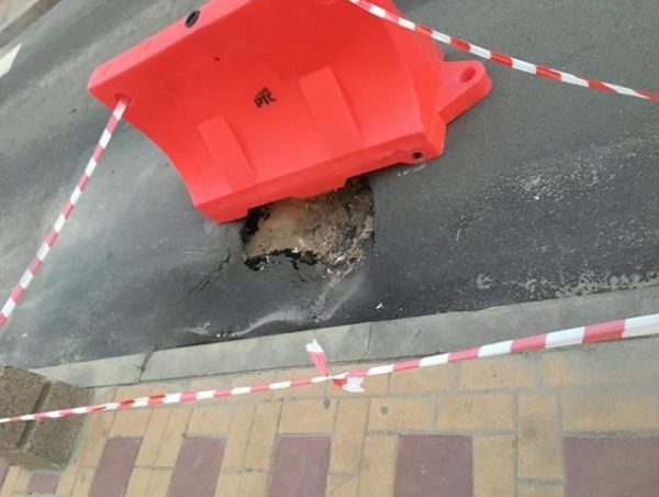 В Ростове под машиной провалился асфальт в переулке Братском В Ростове под машиной провалился асфальт в переулке Братском2