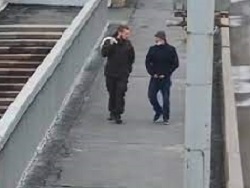 Ограбление средь бела дня на петербургском мосту попало на видео Ограбление средь бела дня на петербургском мосту попало на видео