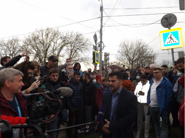 "Мы как бараны голосуем за них": встреча торговцев аксайских рынков с властями закончилась скандалом