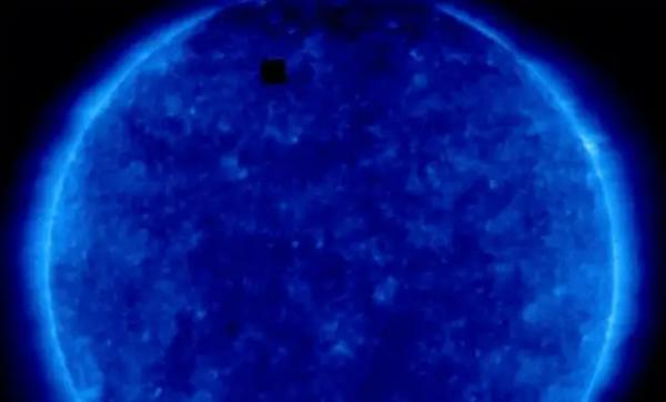 На фоне Солнца в космосе увидели черный квадрат: его размеры в два раза больше Земли На фоне Солнца в космосе увидели черный квадрат: его размеры в два раза больше Земли1