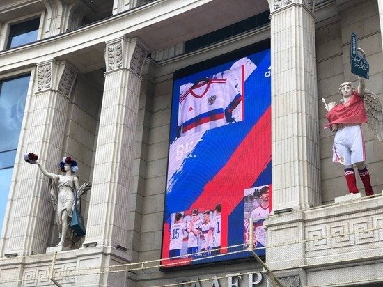 Скульптуры на ТЦ «Галерея» переодели к Евро-2020 Скульптуры на ТЦ «Галерея» переодели к Евро-2020