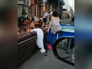 Ростовчане устроили вечеринку у бассейна прямо в центре города Ростовчане устроили вечеринку у бассейна прямо в центре города0