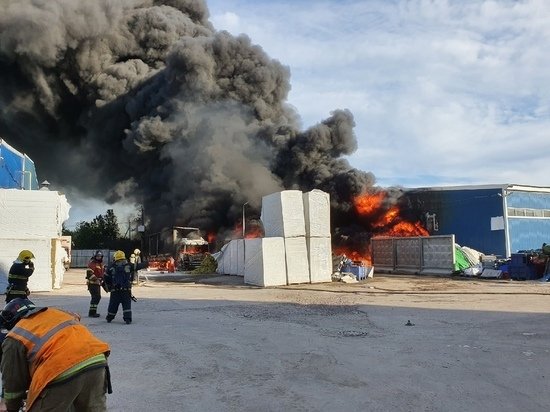 Пожар в Металлстрое тушили почти шесть часов Пожар в Металлстрое тушили почти шесть часов