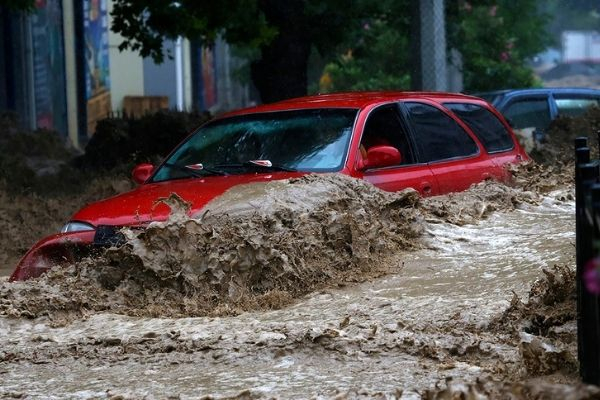 В Ялте отдыхающим запретили купание в море В Ялте отдыхающим запретили купание в море0