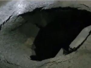 В Азове провалился асфальт В Азове провалился асфальт0