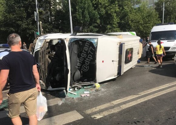 Четыре человека пострадали в ДТП с участием автомобиля скорой помощи в Москве Четыре человека пострадали в ДТП с участием автомобиля скорой помощи в Москве