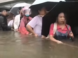Потоп в Китае: пассажиры стояли в вагонах метро по грудь в воде Потоп в Китае: пассажиры стояли в вагонах метро по грудь в воде