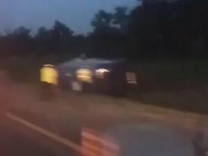 В Ростовской области на бок завалился автобус В Ростовской области на бок завалился автобус0