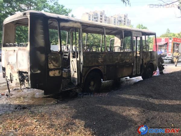 В Волгодонске дотла сгорел пассажирский автобус В Волгодонске дотла сгорел пассажирский автобус1
