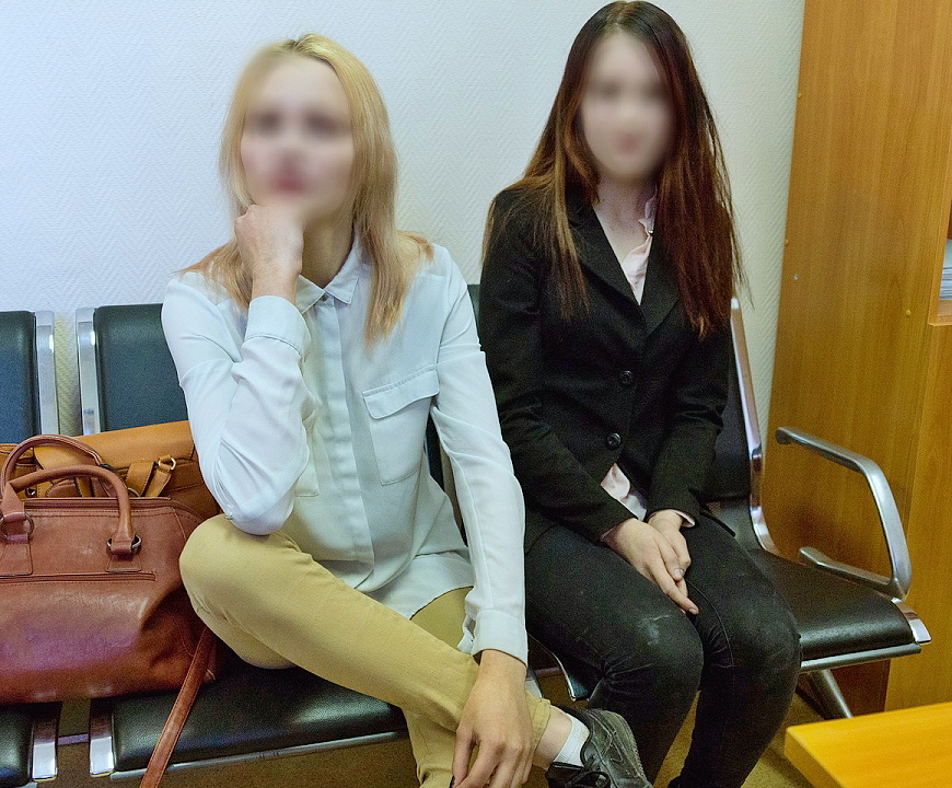 В Сыктывкаре девушки потушили Вечный огонь шампанским В Сыктывкаре девушки потушили Вечный огонь шампанским