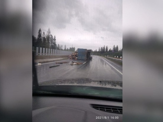 Груженный мусоровоз прилег на трассе под Петербургом, перегородив движение Груженный мусоровоз прилег на трассе под Петербургом, перегородив движение