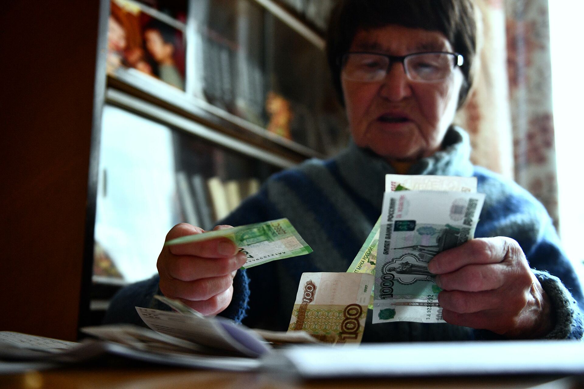 Незаслуженный отдых: как купить стаж для выхода на пенсию Женщина, получившая пенсию, у себя дома - РИА Новости, 1920, 03.08.2021